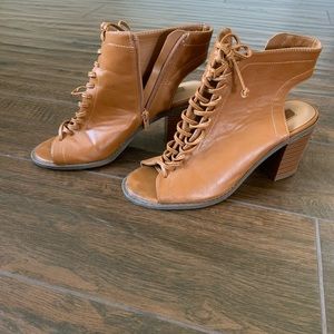 Zip up heeled boots size 6.5US